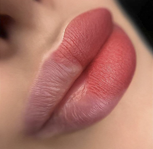 چرا برخی افراد بعد از کانتور لب دچار تیرگی لب‌ها می‌شوند؟