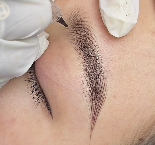 آموزش حضوری فیبروز ابرو | متد حرفه‌ای و راهنمای شروع دوره میکروبلیدینگ