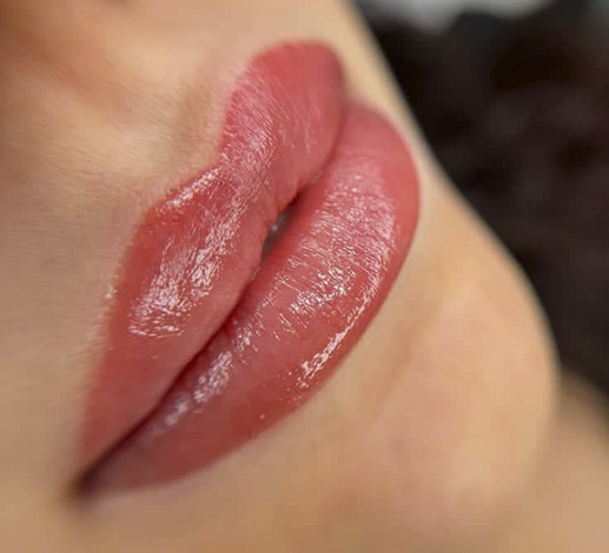 رنگ‌های پرطرفدار برای شیدینگ لب در سال ۲۰۲۴ + توصیه‌های مهم