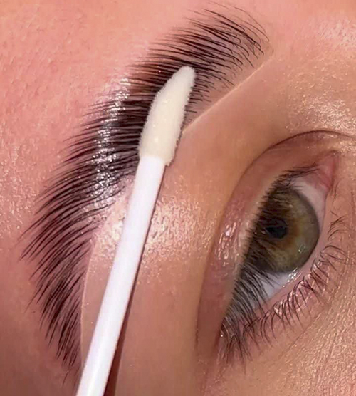 لیفت ابرو بهتر است یا میکروبلیدینگ؟ مقایسه دو روش پرطرفدار