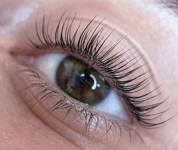 لیفت مژه و تاثیر آن بر زیبایی طبیعی چشم‌ها (آیا واقعاً ارزش دارد؟)
